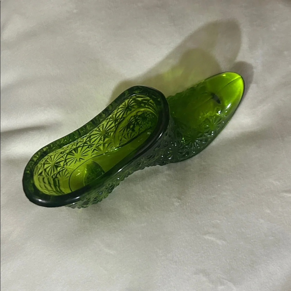 Fenton Art Glass shoe in green Daisy & Button pattern - Picture 5 of 8